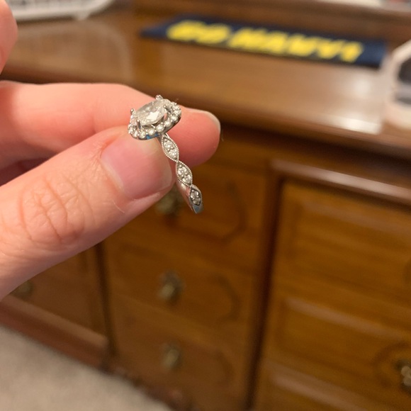 Engagement ring - Picture 6 of 7